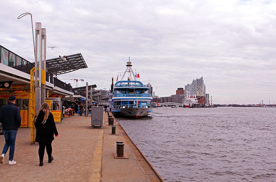 Auf dem Anlegr an den St. Pauli Landungsbr&uuml;cken