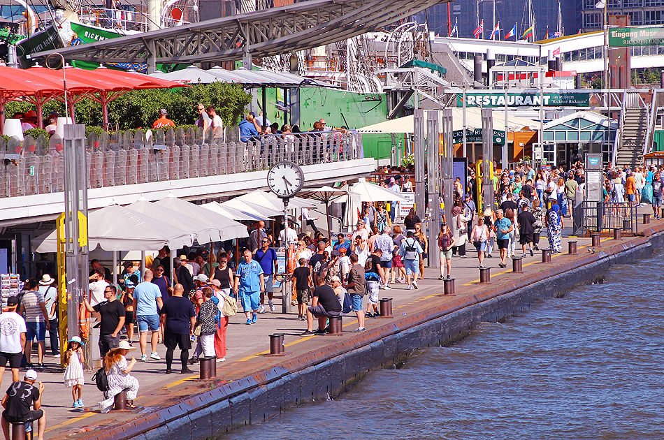 Auf dem Anleger an den Landungsbr&uuml;cken in Hamburg