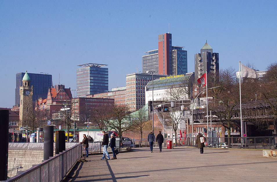 Die Jan-Fedder-Promenade an den St. Pauli  Landungsbr&uuml;cken in Hamburg