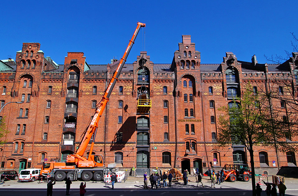 Ein Stra&szlig;enkran vom Krandienst Schulz in der Hamburger Speicherstadt