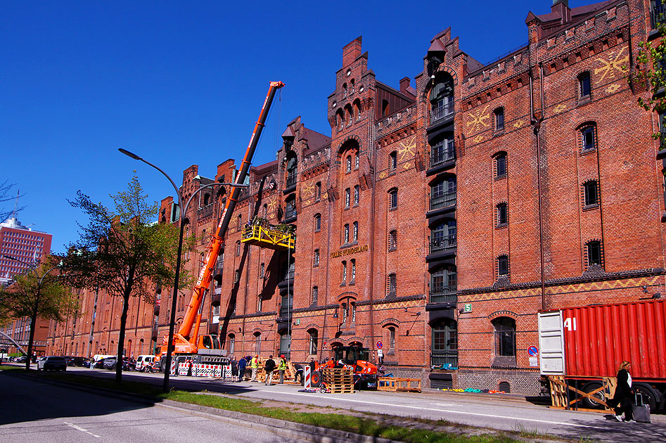 Ein Stra&szlig;enkran vom Krandienst Schulz in der Hamburger Speicherstadt