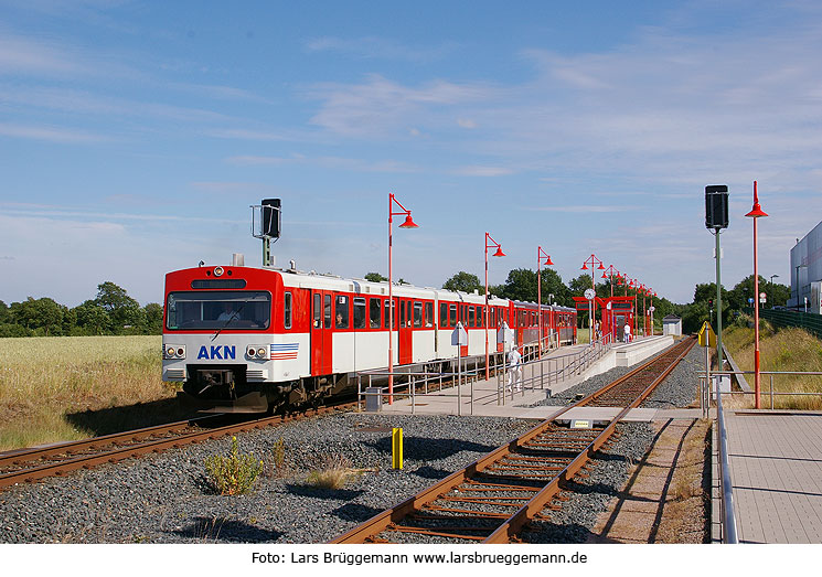 Ein AKN VTA verläßt den Bahnhof Dodenhof in Richtung Bad Bramstedt